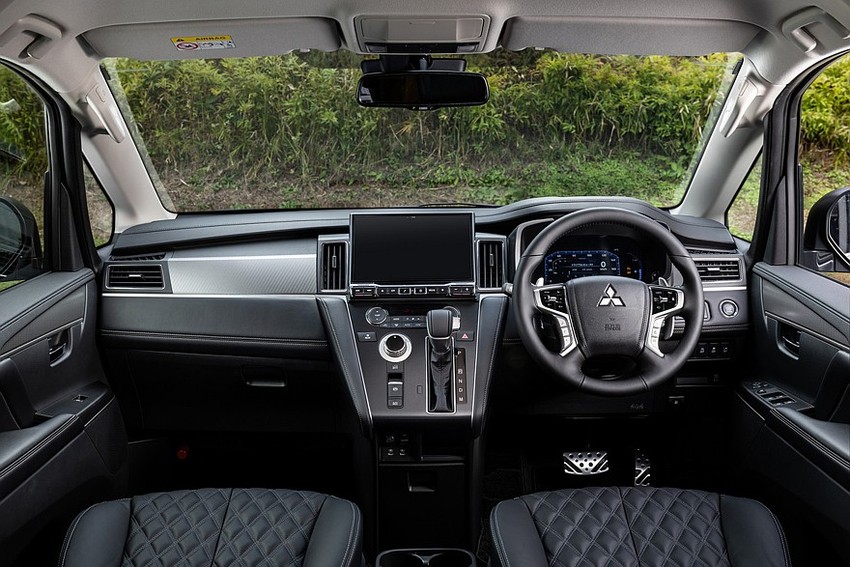 Минивэн Mitsubishi Delica D:5 салон