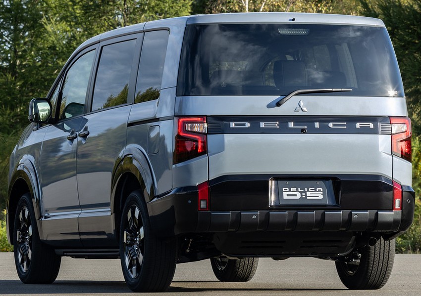 Минивэн Mitsubishi Delica D:5 экстерьер вид второй