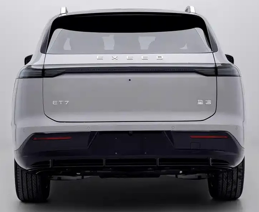 Кроссовер Exeed Exlantix ЕТ7 вид первый