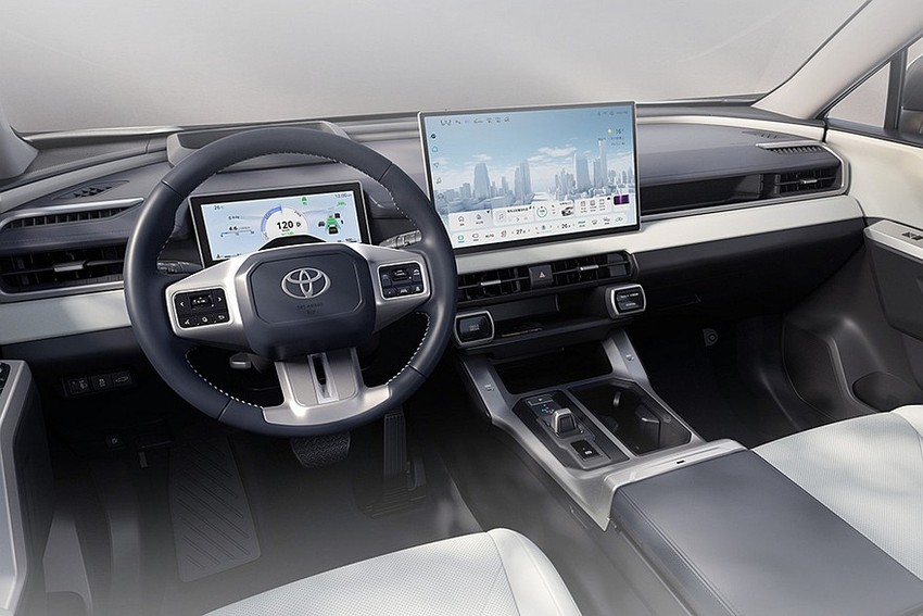 Кроссовер Toyota RAV4 салон