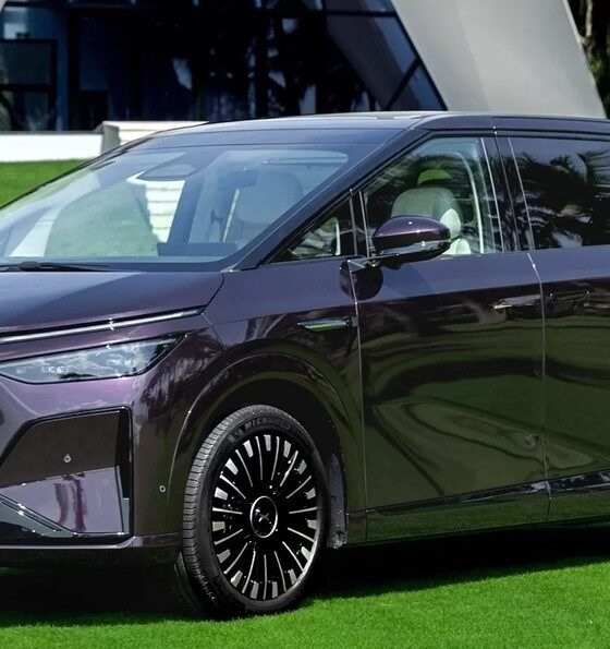 Минивэн Xpeng X9 EREV экстерьер вид третий