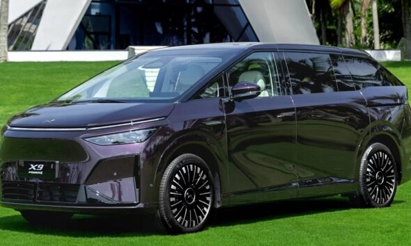 Минивэн Xpeng X9 EREV экстерьер вид третий