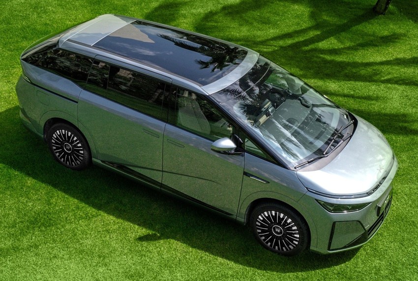 Минивэн Xpeng X9 EREV экстерьер вид первый