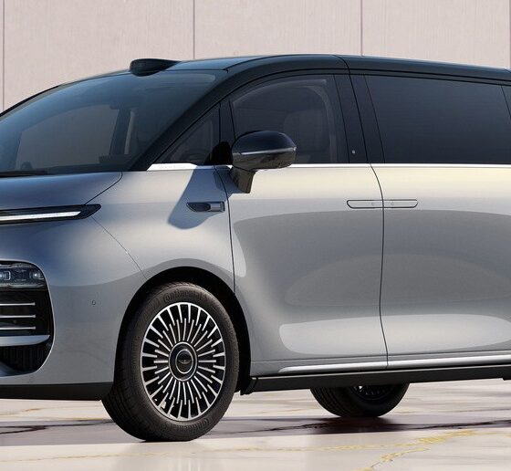 Минивэн Geely Galaxy V900 экстерьер вид второй