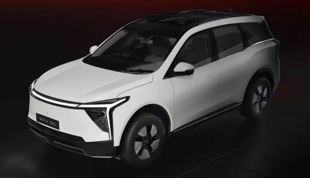 Kроссовер Mahindra XEV 9S экстерьер вид третий