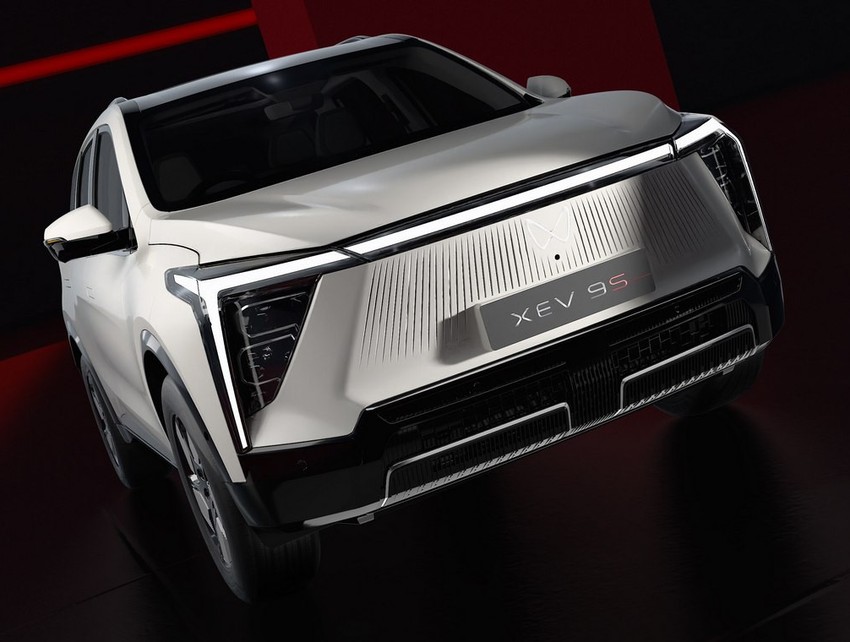 Kроссовер Mahindra XEV 9S экстерьер вид второй