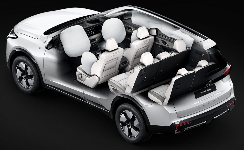 Kроссовер Mahindra XEV 9S салон вид второй