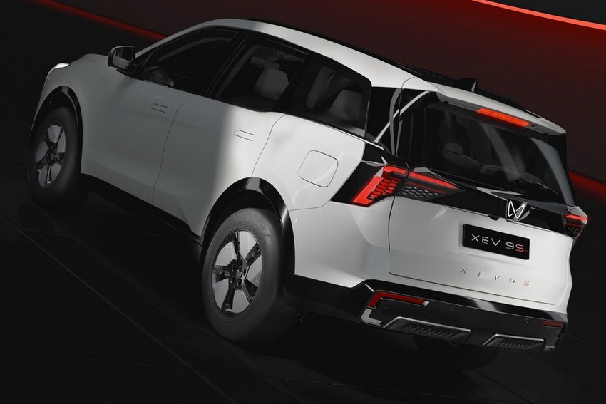 Kроссовер Mahindra XEV 9S экстерьер вид первый