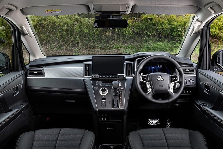 Минивэн Mitsubishi Delica D:5 салон вид первый