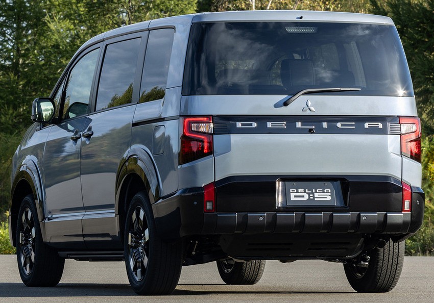 Минивэн Mitsubishi Delica D:5 экстерьер вид второй