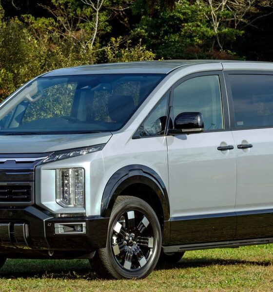 Минивэн Mitsubishi Delica D:5 экстерьер вид третий