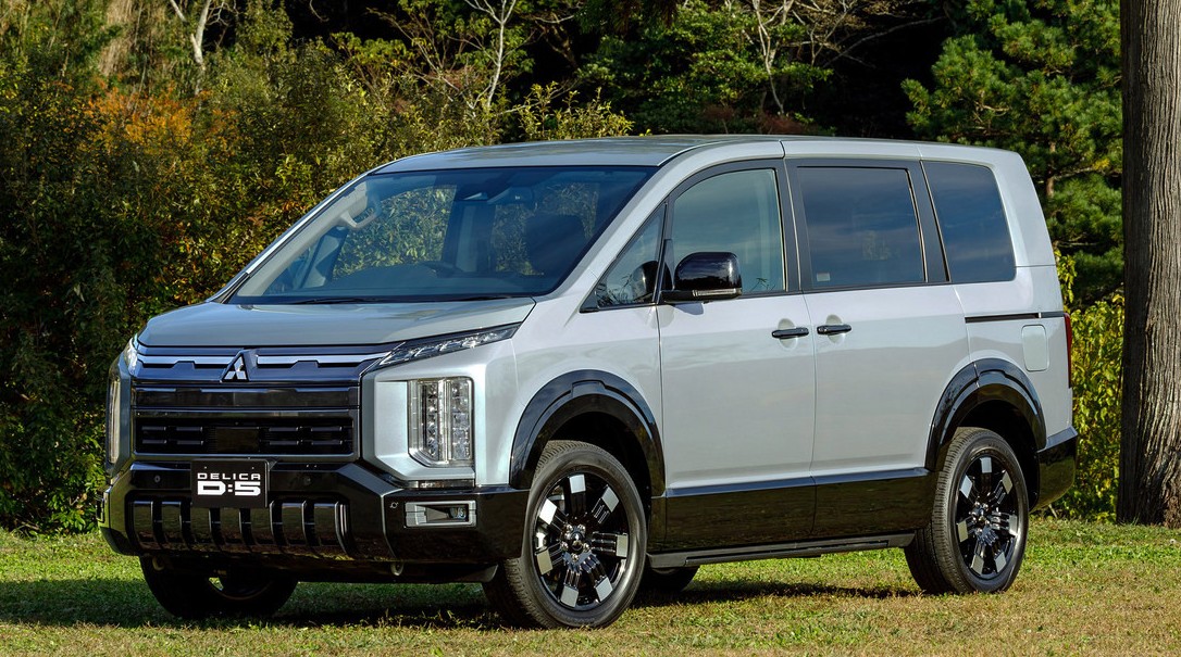Минивэн Mitsubishi Delica D:5 экстерьер вид третий