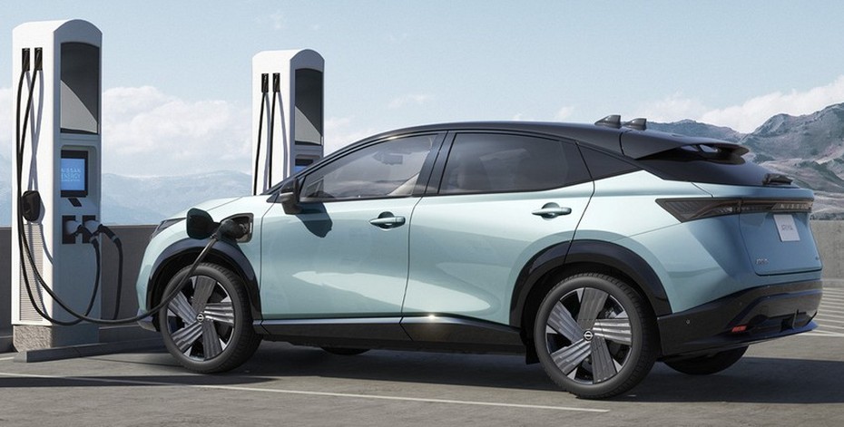 Кроссовер Nissan Ariya экстерьер вид третий