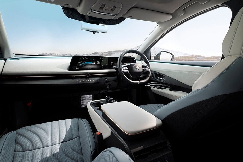 Кроссовер Nissan Ariya салон вид первый