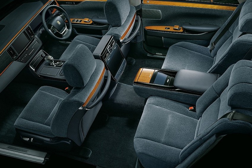 Седан Toyota Century салон вид второй