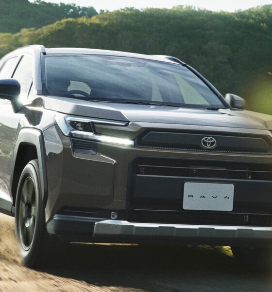 Кроссовер Toyota RAV4 экстерьер вид первый