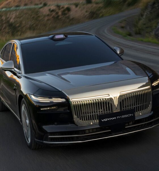 Седан Voyah Passion L экстерьер вид первый