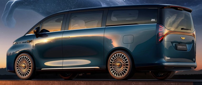 Минивэн Geely Galaxy V900 экстерьер вид второй