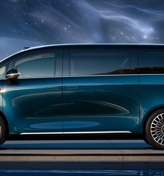 Минивэн Geely Galaxy V900 экстерьер вид третий