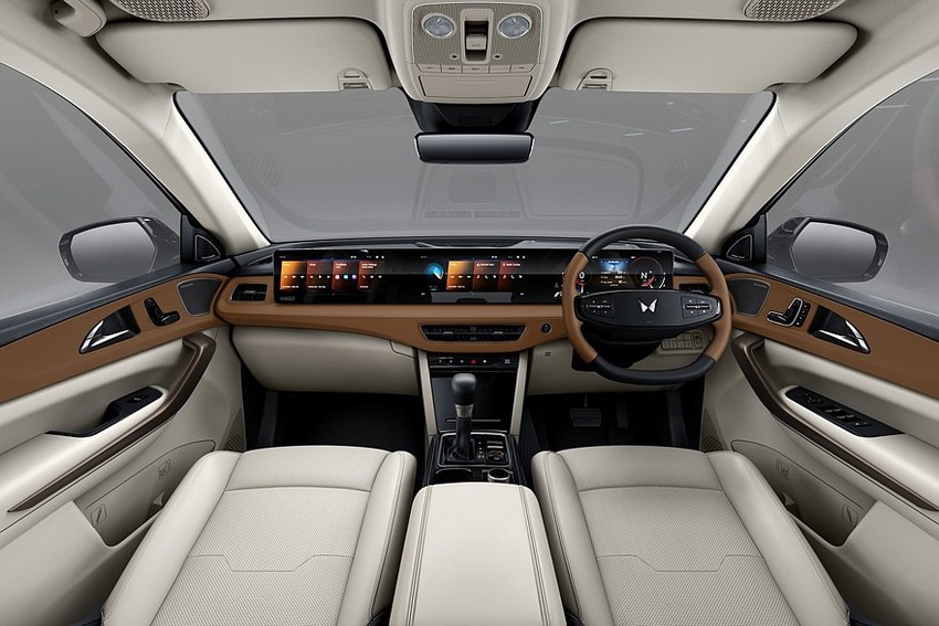 Кроссовер Mahindra XUV 7XO салон вид первый