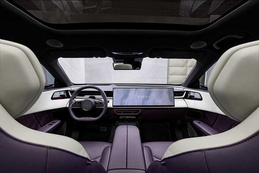 Кроссовер Mazda CX-6e салон