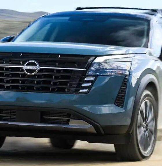 Кроссовер Nissan Pathfinder экстерьер вид третий