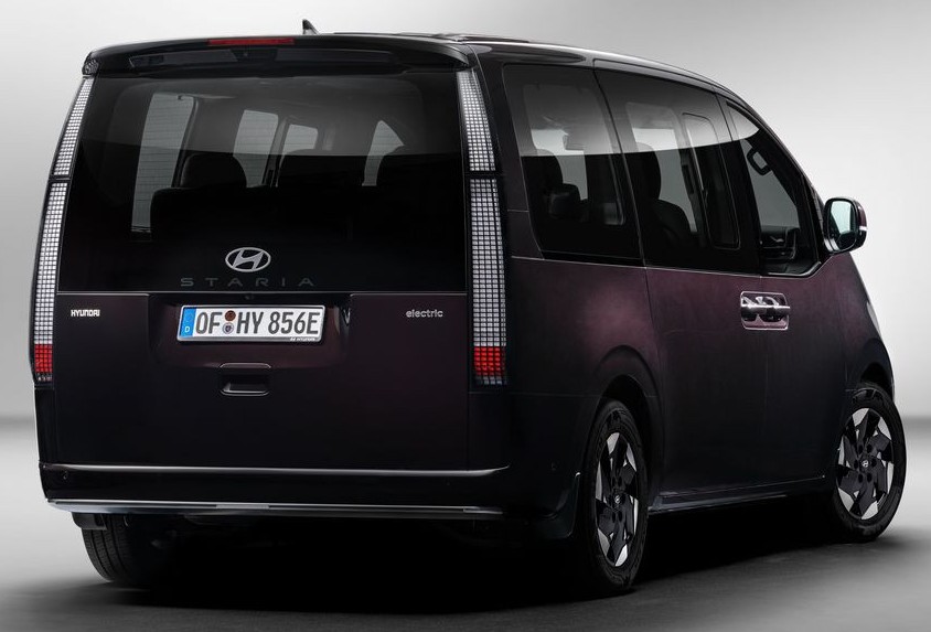 Mинивэн Hyundai Staria Electric экстерьер вид второй