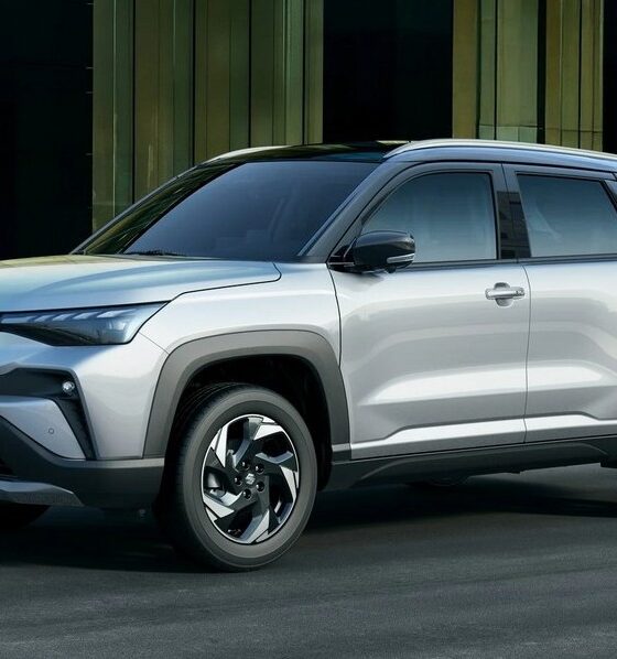 Кроссовер Suzuki Across экстерьер вид третий