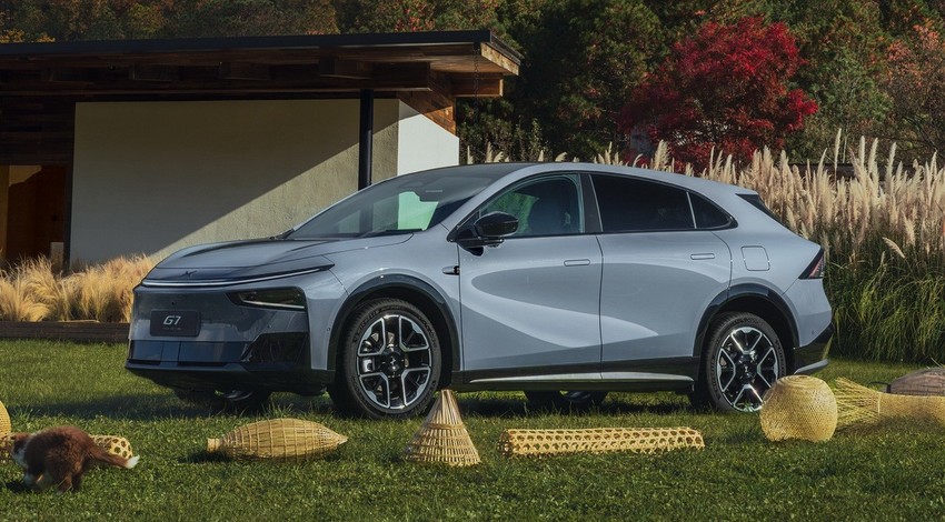 Кроссовер XPeng G7 салон экстерьер вид первый