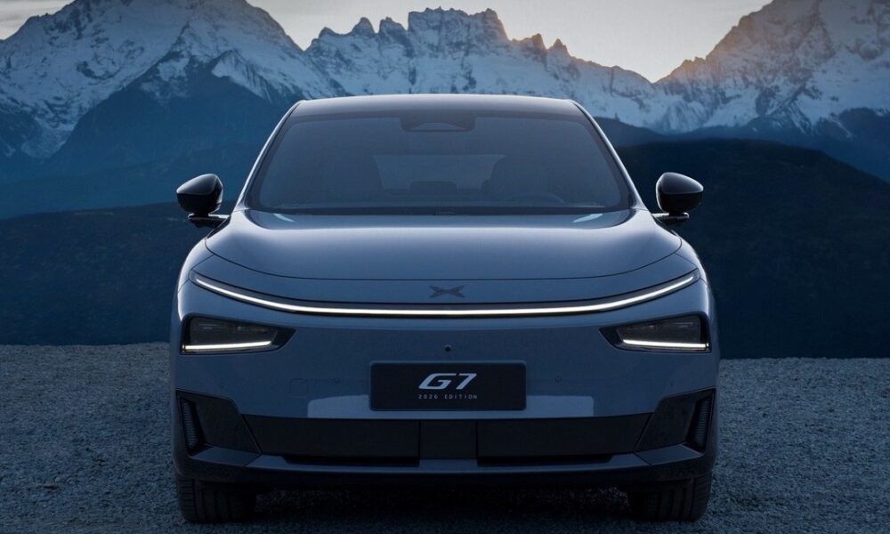 Кроссовер XPeng G7 салон экстерьер вид третий