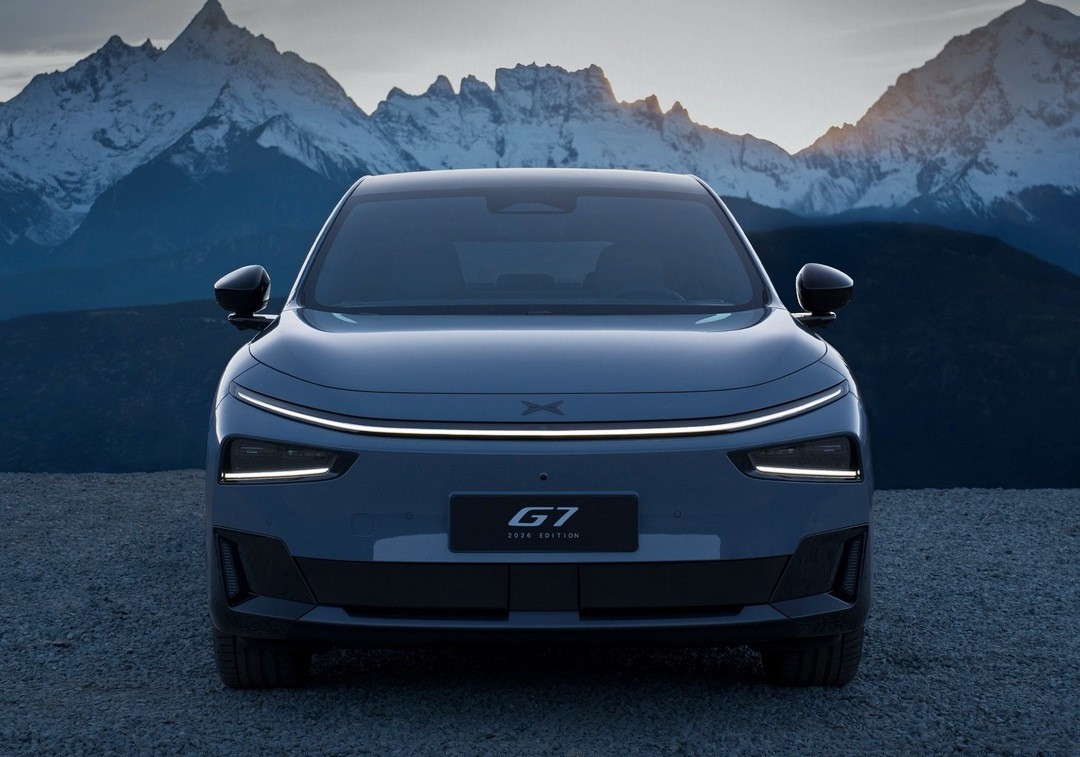 Кроссовер XPeng G7 салон экстерьер вид третий